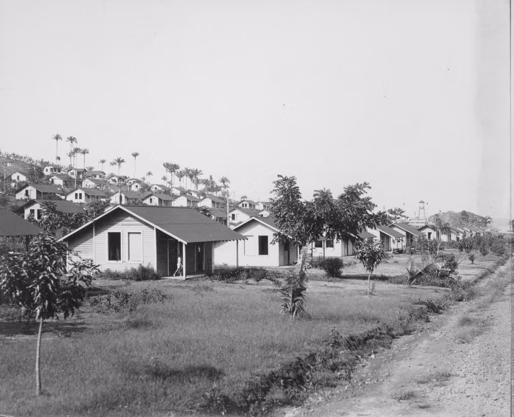 Fordlandia, Brazil, được biết đến là ngôi làng thuộc về Henry Ford nhưng bây giờ đã bị bỏ hoang. Do các giáo phái, các nhóm lập dị và bất đồng ý kiến với người dân bản địa, khu vực này bị bỏ hoang trong nhiều thập kỷ, khiến nhiều người ghê rợn khi đặt chân đến đây. (Nguồn Lolwot)