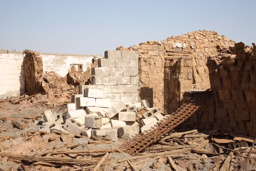 Dallol, Ethiopia. Do hoạt động của núi lửa và tình trạng bất ổn, người dân không muốn nhưng vẫn phải di dời khỏi nơi chôn nhau cắt rốn của mình. Sau khi người dân rời khỏi, nơi đây biến thành một thị trấn không bóng người qua lại, hoang tàn, đổ nát. (Nguồn Lolwot)