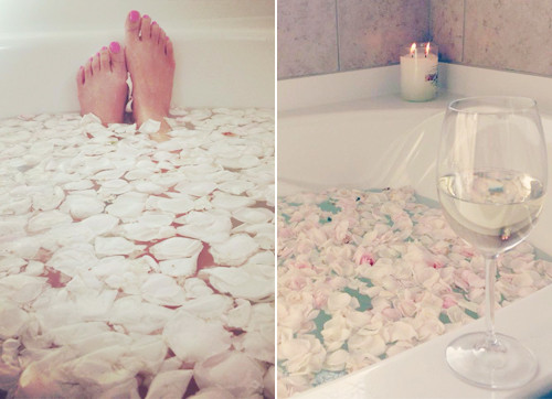 Ngâm mình tắm với nước hoa hồng của nhà trồng được cũng là một trong những bí quyết giúp bà mẹ hai con giữ gìn nhan sắc xinh đẹp, trẻ trung hơn tuổi.