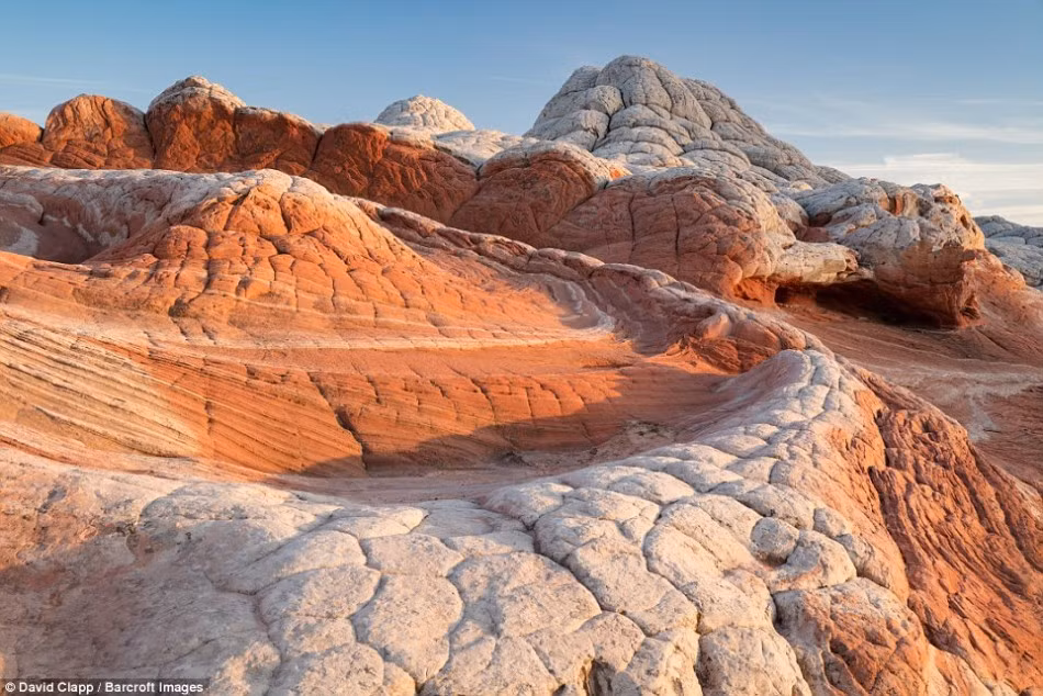 Vào lúc chạng vạng, những khối đá túi trắng được mệnh danh là "bộ não đá" hiện lên rực rỡ và tuyệt đẹp bởi sự tương phản giữa hai màu đỏ-trắng. (Nguồn Sina)