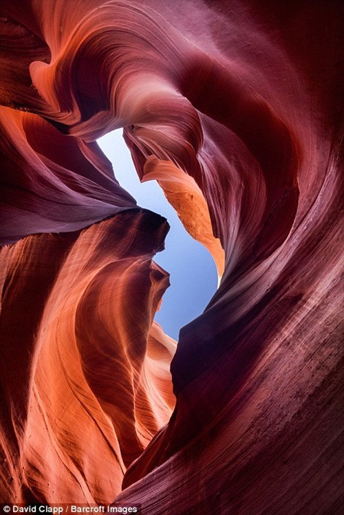Khu vực Lower Antelope Canyon có cảnh quan đẹp như một bức tranh trừu tượng qua ống kính của David Clapp. (Nguồn Sina)