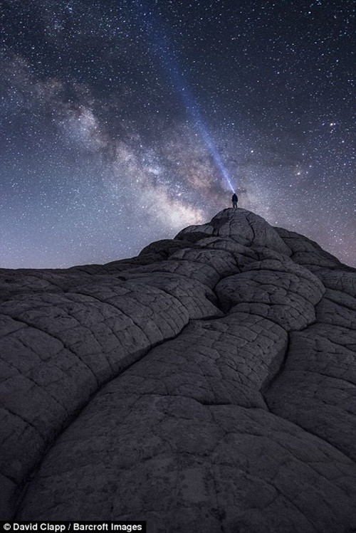 Từ Devon, David đã đi khắp các vùng Arizona, Utah và New Mexico, chụp một loạt các hình ảnh về một "thế giới khác" ngay trên bề mặt Trái đất. Hình ảnh này chụp cảnh một người đàn ông đứng trên đỉnh của khối đá túi trắng ở Arizona. (Nguồn Sina)