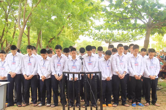 Các bị cáo trước vành móng ngựa. Ảnh: Báo NLĐ.