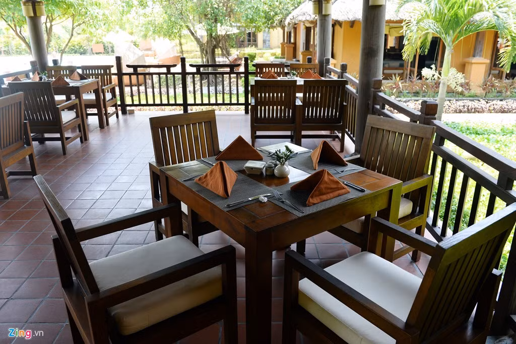 Một góc nhà hàng trong khuôn viên resort.