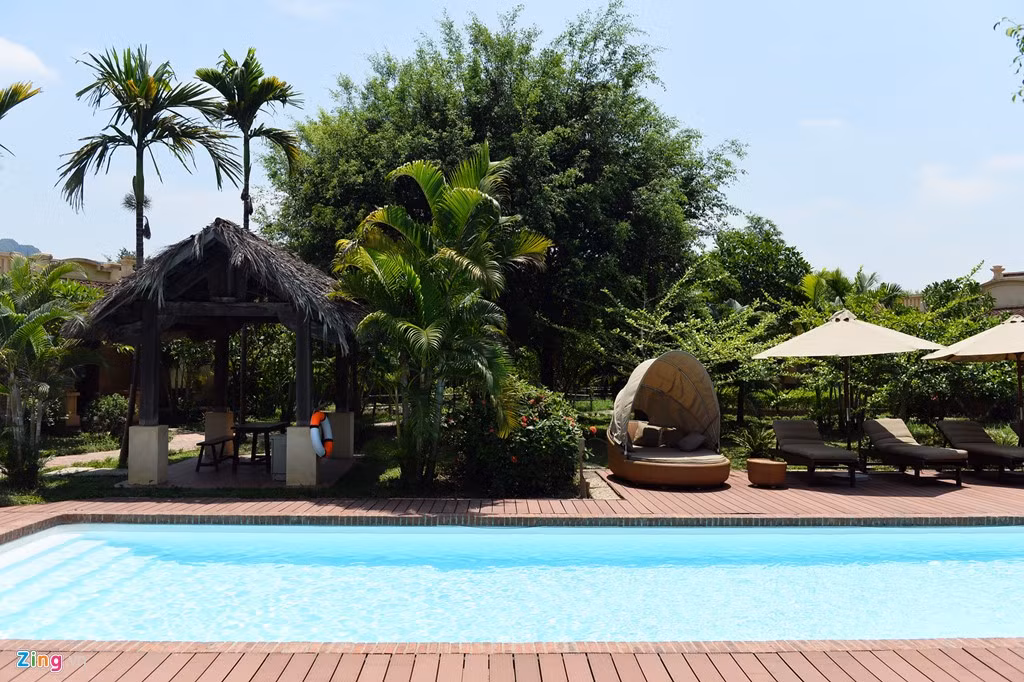 Bể bơi trước cửa căn phòng vị đạo diễn từng ở.