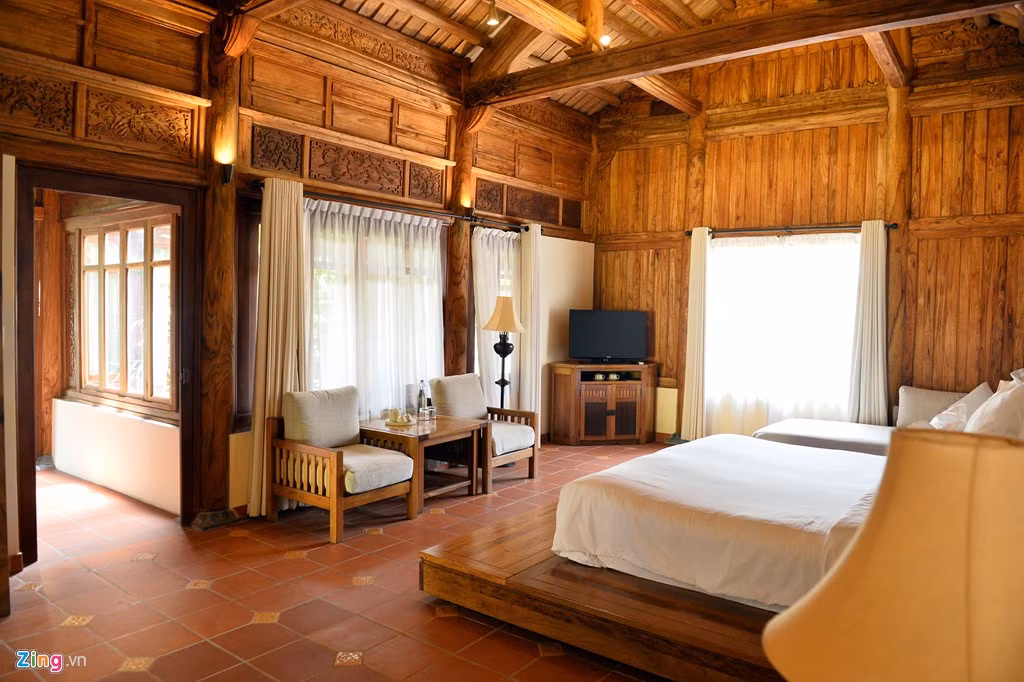 Qua khung cửa sổ, người ở có thể ngắm cảnh vườn cây, nghe tiếng chim hót gợi nên không gian hoài cổ, thi vị.