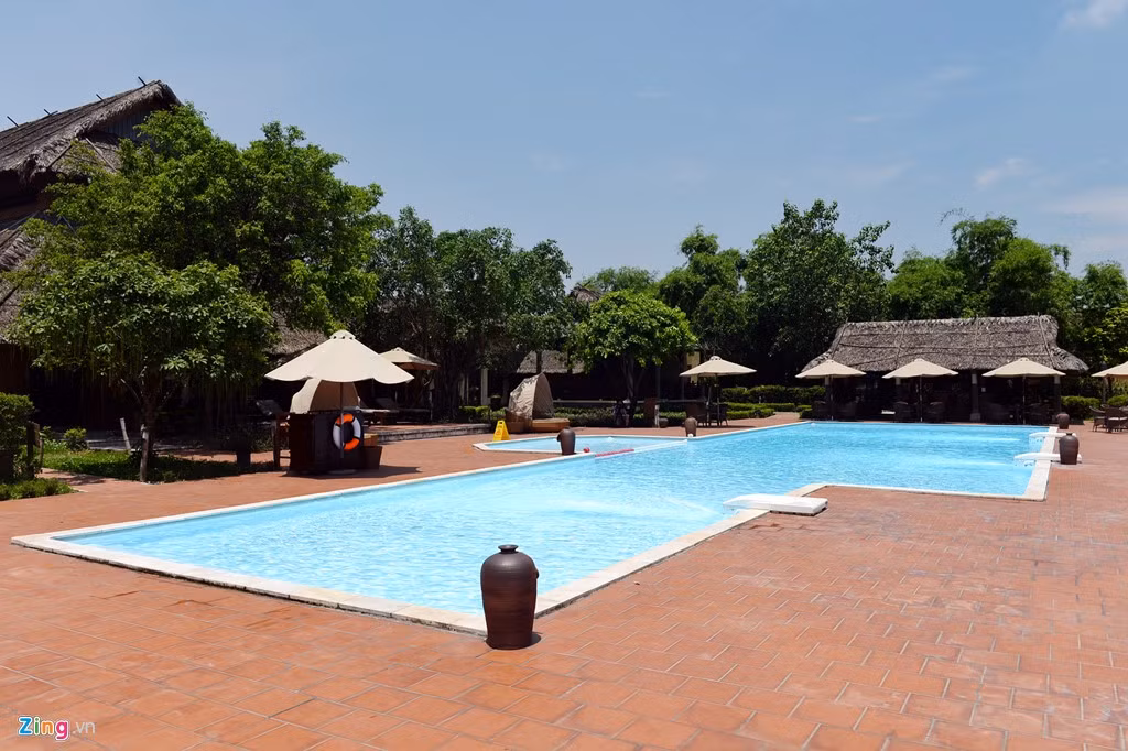 Ngoài ra nơi này còn còn có bể bơi lớn, phục vụ được cả trăm khách.
