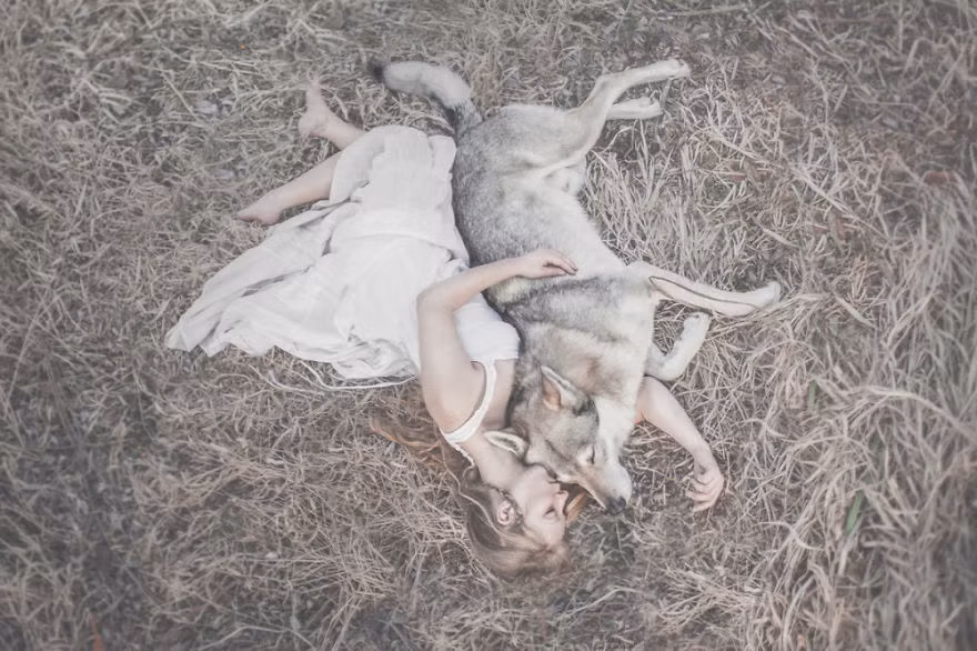 Quá trình làm quen có thể mất khá nhiều thời gian nhưng khi con người và động vật hòa hợp, bức ảnh sẽ đạt được hiệu quả cao nhất. (Nguồn Sina)