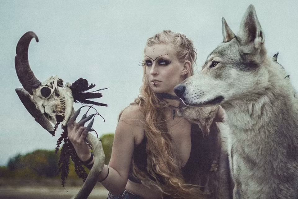 Để chụp những bức ảnh theo phong cách cổ tích như thế này, Anna Sychowicz đầu tư từ phục trang đến chuyen viên trang điểm. Quan trọng nhất là phải làm quen với những người mẫu động vật. (Nguồn Sina)