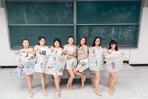 Phan cam nhom thieu nu lay bao che than chup anh ky yeu