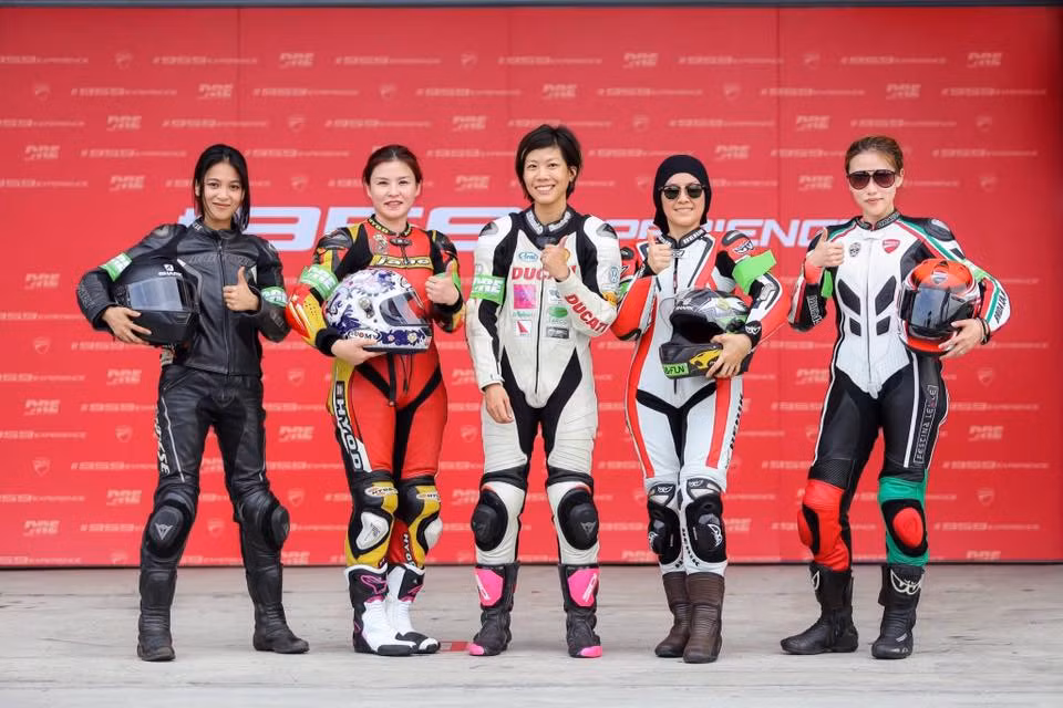 Nhung Kate (trái) cùng các biker nữ từ Trung Quốc, Thái Lan, Malayxia và Hàn Quốc.