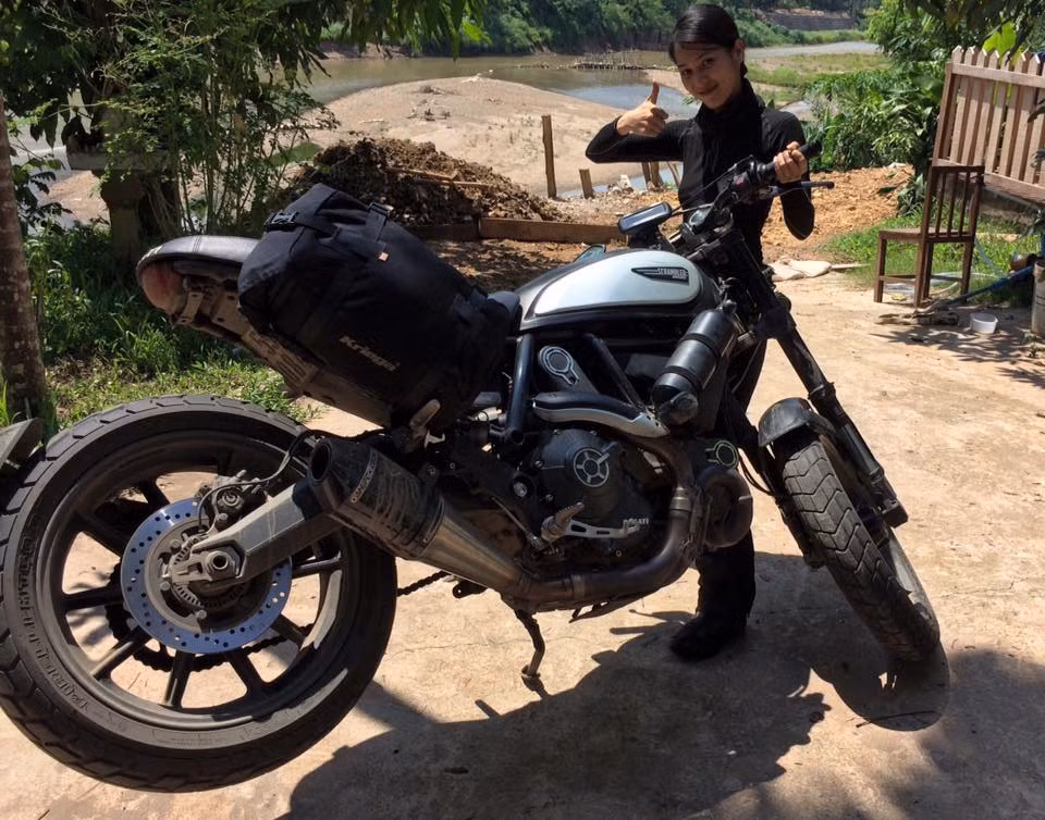 Nhung Kate trên một cung đường phượt với chiếc Ducati Scrambler.