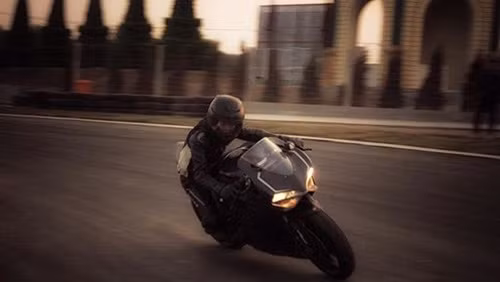 Nhung Kate với tình yêu xe phân khối lớn.