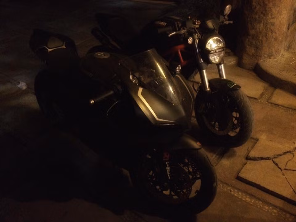 Hai chiếc Ducati 759 và Scrambler ở nhà Nhung Kate.