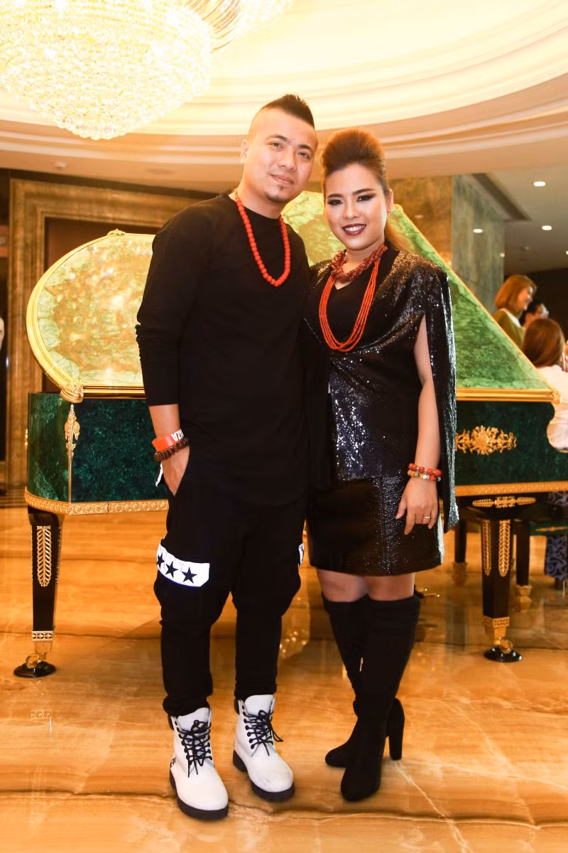 Theo đó, Thánh Nhân sẽ đảm nhận vai trò đạo diễn cho toàn bộ cuộc thi. DJ Wang Trần vừa làm cố vấn cho bà xã vừa tham gia biểu diễn trong đêm chung kết Miss &amp; Mrs Universal Beauty vào đầu tháng 6/2017.