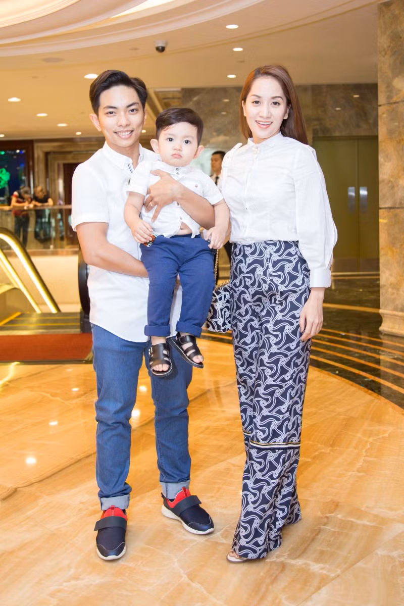 Khánh Thi được ông xã và con trai hộ tống đi sự kiện. Hạnh phúc của cặp đôi luôn được công chúng dõi theo.