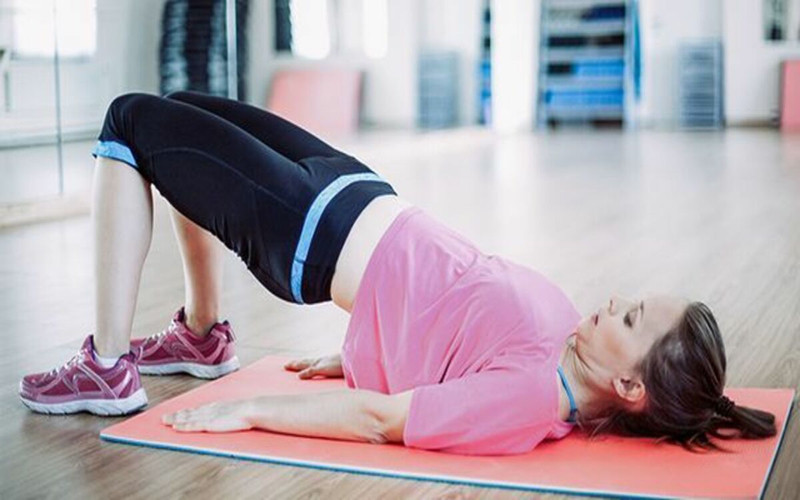 Tập thể dục với hông: Nâng hông lên cao khoảng từ 2 đến 3 phút giúp bảo vệ sức khỏe đường ruột, hệ tiết niệu và sơ quan sinh sản.