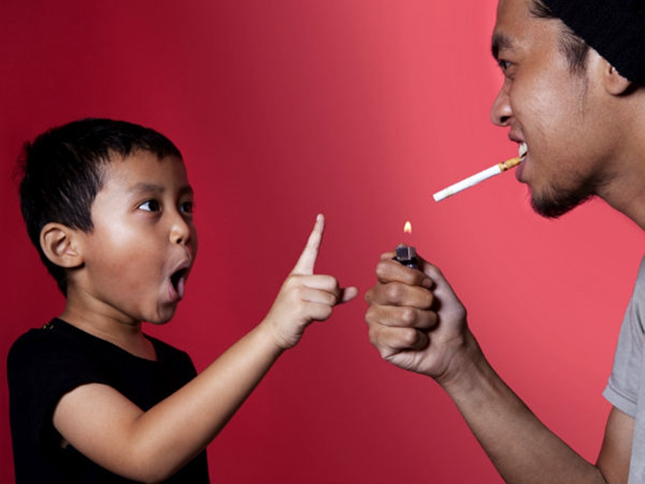 Uống rượu bia, hút thuốc: Những đứa trẻ sống trong môi trường đầy khói thuốc chắc chắn sẽ bị ảnh hưởng sức khỏe. Ngoài ra, khi chứng kiến cha mẹ hay uống rượu bia, hút thuốc, trẻ cũng dễ học theo những thói quen xấu của cha mẹ.