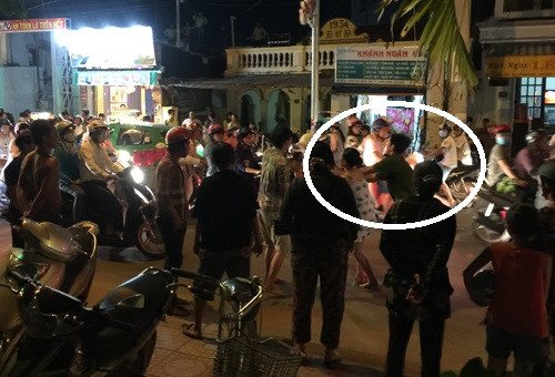 Hon chien dem Giang sinh, tan cong luon canh sat-Hinh-2