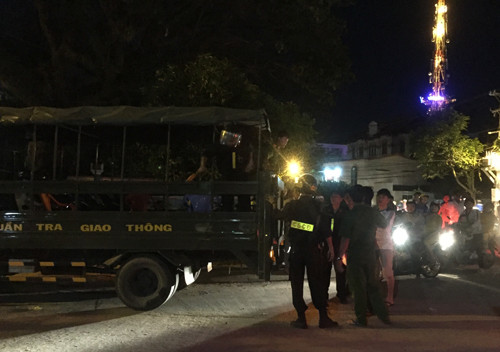 Hon chien dem Giang sinh, tan cong luon canh sat-Hinh-3