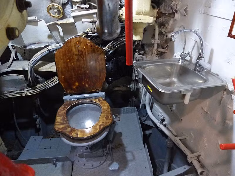 Phòng vệ sinh của con tàu trông khá rộng. Nguồn ảnh: Wikipedia