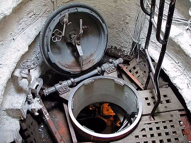 Đây là cửa ra vào tàu ngầm đặt trên thượng tầng – đài chỉ huy. Nguồn ảnh: Wikipedia