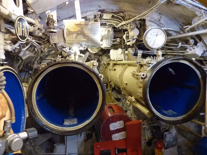 Phòng phóng ngư lôi đặt ở đuôi tàu ngầm. Ngoài khả năng bắn ngư lôi, các ống phóng trên tàu ngầm còn làm cả chức năng rải thủy lôi với cơ số đến 22 quả AMD-1000 hoặc MDT. Nguồn ảnh: Wikipedia