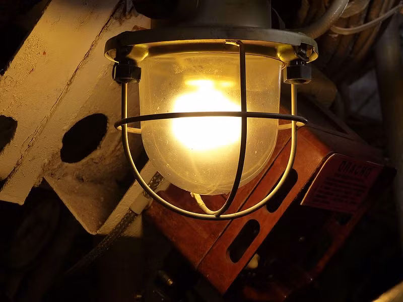 Đèn được trang bị trong tàu ngầm Project 613. Nguồn ảnh: Wikipedia