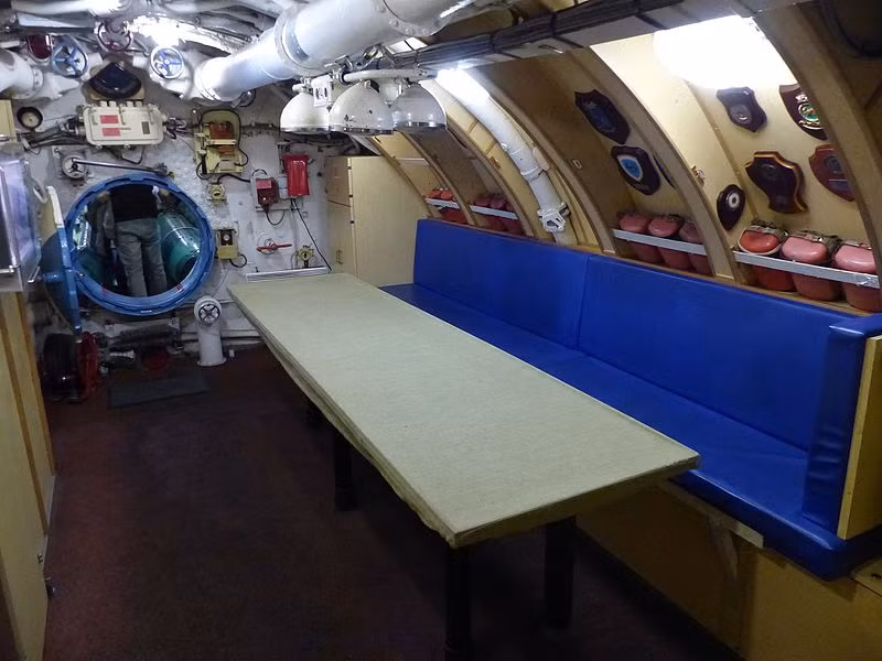 Ngay đằng sau phòng ngư lôi là khoang nghỉ ngơi cho binh sĩ. Nguồn ảnh: Wikipedia