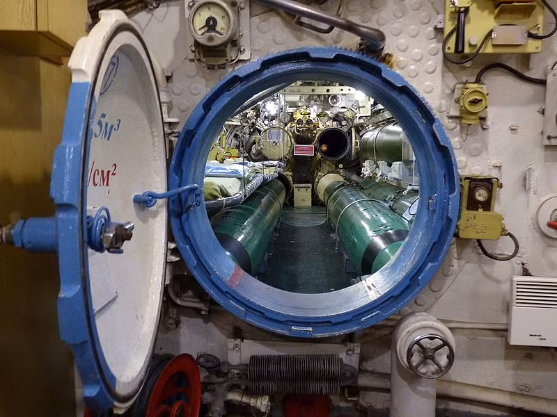 Cửa vào khoang ngư lôi tàu ngầm. Nguồn ảnh: Wikipedia