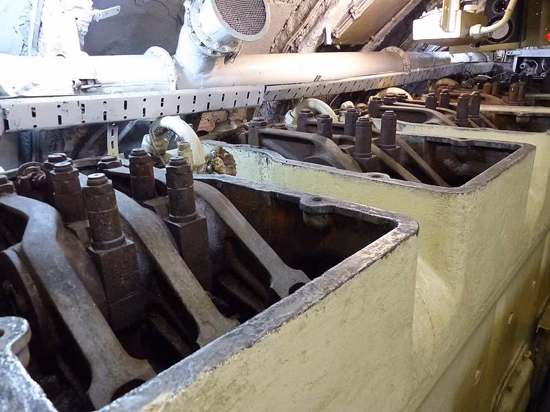 Các thành phần cơ khí của phòng động cơ tàu ngầm - trang bị 2 máy diesel 37D công suất 2.000 mã lực/chiếc, hai động cơ điện PG-101 công suất 1.350 mã lực/chiếc, hai máy điện PG-130 công suất 50 mã lực và 2 trục chân vịt. Nguồn ảnh: Wikipedia