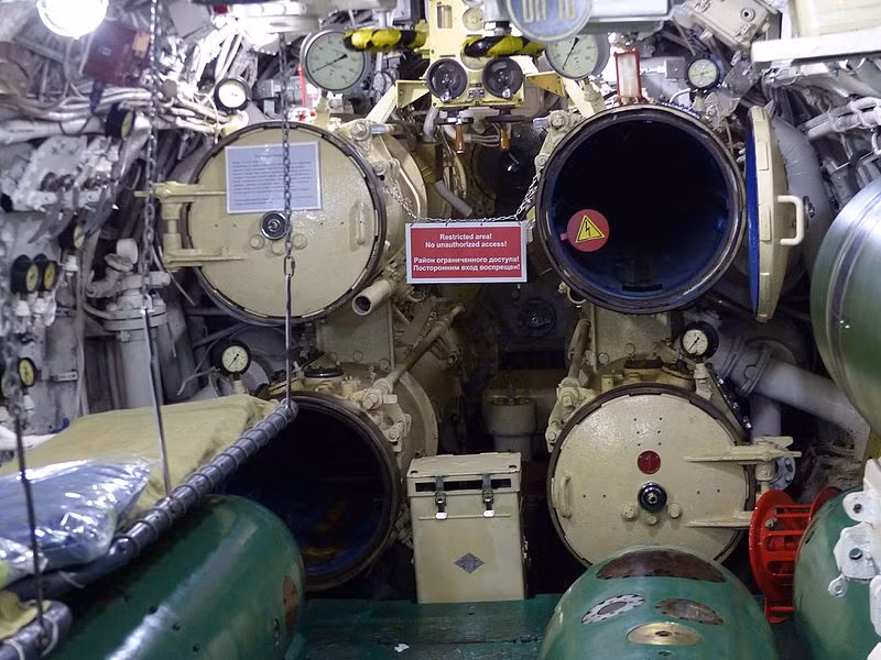 Đáng chú ý, tàu ngầm Project 613 chịu ảnh hưởng thiết kế tàu ngầm U-boat của phát xít Đức trong CTTG 2 cho nên hệ thống vũ khí của nó cũng bố trí giống hệt U-boat với 4 ống phóng ngư lôi phía mũi và 2 ống ở đuôi – đặc trưng tàu ngầm Đức đến nay vẫn còn tồn tại. Ảnh: Khoang phóng ngư lôi ở đầu mũi với 4 ống phóng. Nguồn ảnh: Wikipedia