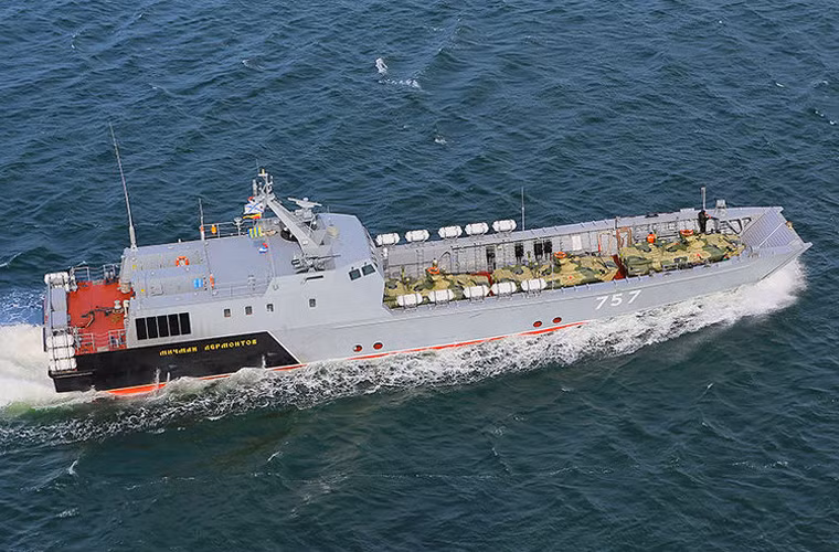 Hiện Việt Nam cũng đang thiếu các loại tàu đổ bộ đường biển phục vụ cho các chiến dịch tái chiếm đảo khi cần. Và lớp tàu đổ bộ nhỏ Dyugon Project 21820 có thể là ứng viên sáng giá. Dù chỉ có lượng giãn nước 280 tấn nhưng con tàu này chở được 2-3 xe tăng chủ lực, 4-5 xe thiết giáp chở quân và 100 lính thủy đánh bộ. Trong khi đó, thủy thủ đoàn chỉ cần 6-7 người. Nguồn ảnh: Wikipedia