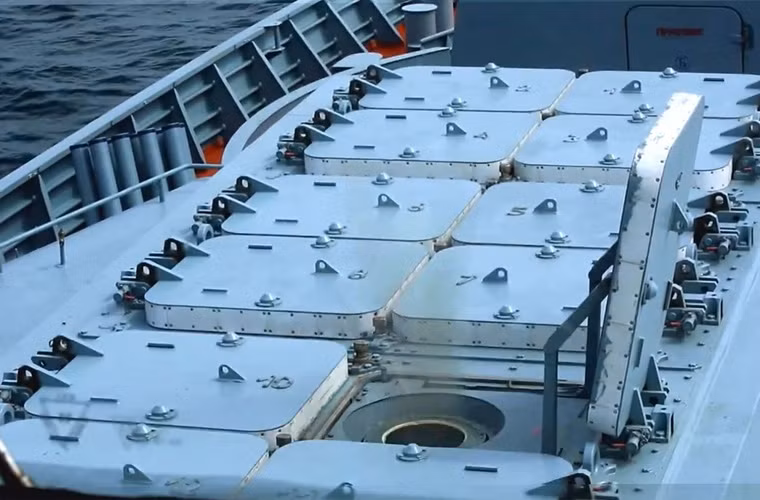 Đặc biệt, khả năng phòng không của 20380 vượt trội Gepard 3.9 khi có thể tích hợp hệ thống tên lửa phóng thẳng đứng Redut, được trang bị đạn tên lửa dẫn đường chủ động 9M96/9M96E(E2) với tầm phóng từ 12-120km và 9M100 dẫn đường hồng ngoại với tầm bắn 10-15km. Nguồn ảnh: Thaimilitary