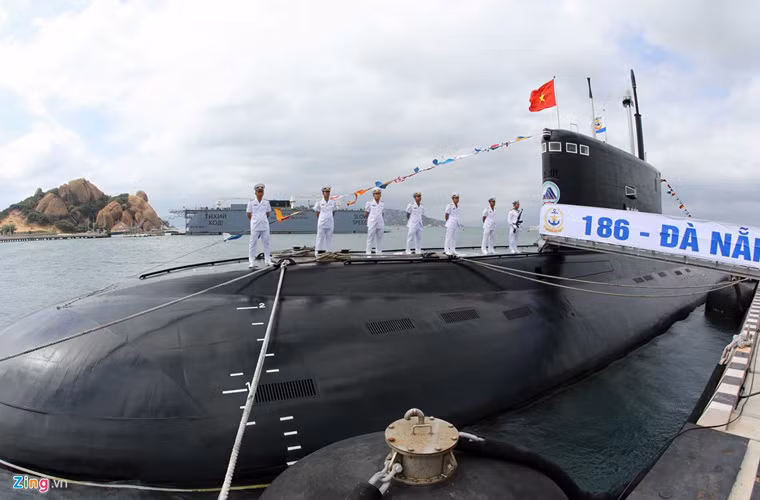 "Căn cứ mối quan hệ đối tác chiến lược toàn diện của chúng ta, phía Nga đã bày tỏ sự sẵn sàng tiếp tục hỗ trợ toàn diện cho phía Việt Nam trong việc củng cố quân đội, kể cả với các mô hình tàu nổi và tàu ngầm hiện đại”, ông Vladimir Kozhin cho biết. Nguồn ảnh: Zing.vn