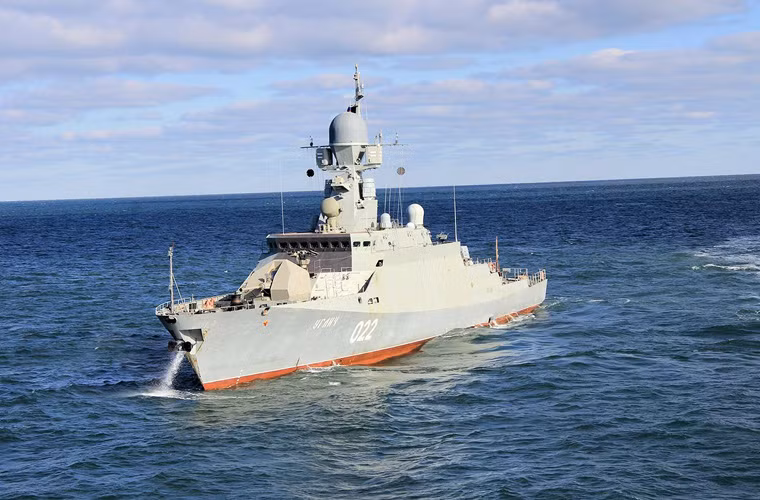 Sau khi đã có trong tay 8 tàu tên lửa Molniya 12418, có khả năng Việt Nam sẽ dừng đóng loại tàu này để quay sang đóng kiểu mới hoặc là nghiên cứu mua – xin chuyển giao công nghệ lớp tàu Project 21631 Buyan-M với khả năng tấn công tầm xa khủng khiếp đã từng khiến cả thế giới sửng sốt vào cuối năm 2015 khi các tàu này thực hiện oanh tạc mục tiêu ở tận Syria trong khi đang chạy ở biển Caspian. Nguồn ảnh: Sino