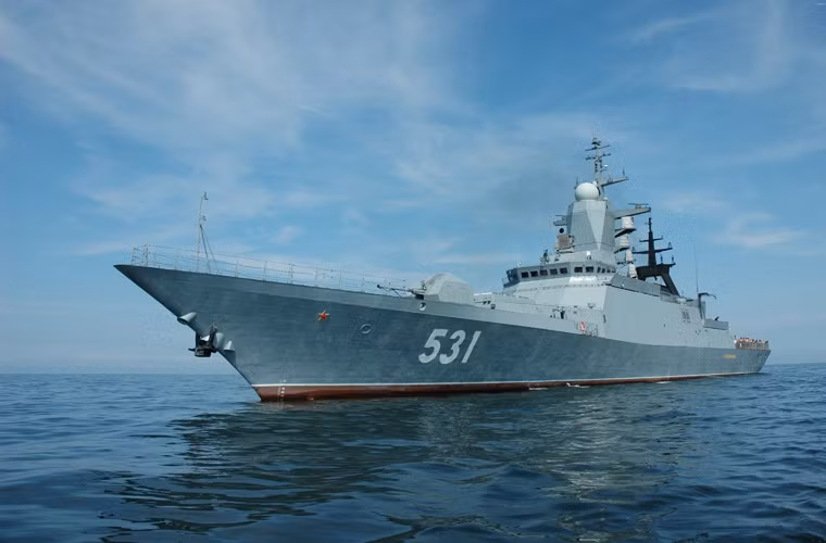 Project 20380 có lượng giãn nước toàn tải khoảng 2.200 tấn, dài 104,5m, rộng 11,6m. Tàu này có thể tham gia làm nhiệm vụ tuần tra bảo vệ lãnh hải, tiêu diệt các loại tàu mặt nước, tàu ngầm và máy bay của đối phương, cũng như có thể yểm trợ hỏa lực đổ bộ tái chiếm đảo khi cần. Nguồn ảnh: Wallpapers Home