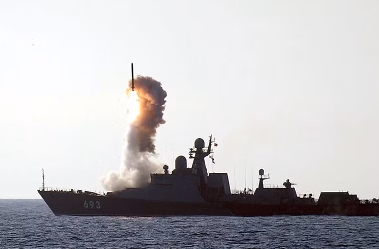 Một trong những ứng viên khả thi nhất cho hợp đồng tương lai mua sắm thêm tàu chiến giữa Nga-Việt Nam nhiều khả năng là thêm cặp tàu hộ vệ Gepard 3.9 cải tiến. Trước đó, đã xuất hiện thông tin cho rằng Việt Nam đang nghiên cứu kế hoạch sắm cặp tàu Gepard 3.9 thứ 5-6 được nâng cấp hệ thống tên lửa hành trình diệt hạm – có thể dùng Yakhont hay là Kalibr-NK. Ảnh: Tàu hộ vệ 11661K Gepard của Hải quân Nga bắn tên lửa hành trình Kalibr. Nguồn ảnh: English Russia