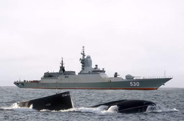 Dù là tàu cỡ 2.000 tấn, nhưng Project 20380 có thể trang bị pháo hạm 100mm A-190 hoặc 130mm A-192 có sức mạnh vượt trội AK-176M, còn lại vũ khí chống hạm cũng như phòng không khá giống Gepard 3.9 - qua đó cho phép Việt Nam dễ dàng đồng bộ, bảo dưỡng, sửa chữa khí tài. Nguồn ảnh: Reddit