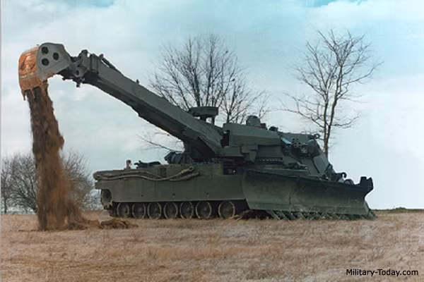 Ngoài các mẫu tăng thử nghiệm, các phiên bản xe hỗ trợ chiến trường của M1 Abrams cũng hiếm được để ý. Năm 1995, nguyên mẫu công binh chiến đấu cơ động M1 Grizzly chính thức ra đời. Ban đầu Quân đội Mỹ định đặt mua 366 chiếc, thế nhưng dự án sau đó bị hủy bỏ vì thiếu kinh phí. Nguồn ảnh: Military-Today