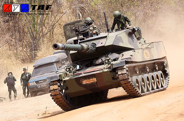 Đây là loại tăng hạng nhẹ do công ty Textron của Mỹ sản xuất, hiện chỉ được cung cấp duy nhất cho Thái Lan với số lượng 106 chiếc. Nó chỉ nặng 22 tấn, lại được lắp động cơ diesel 535 mã lực cho phép đạt tốc độ tối đa đến 70km/h. Hỏa lực có pháo nòng trơn L7A3 105mm. Nguồn ảnh: TAF