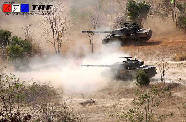 Theo truyền thông Thái Lan, tập trận Hổ mang vàng 2017 giữa Lực lượng Vũ trang Hoàng gia Thái Lan với Quân đội Mỹ và một số quốc gia khác năm nay có nhiều sự đổi khác. Theo đó, rất nhiều vũ khí hạng nặng, hiện đại đã được triển khai cho các cuộc tập trận bắn đạn thật. Nguồn ảnh: TAF