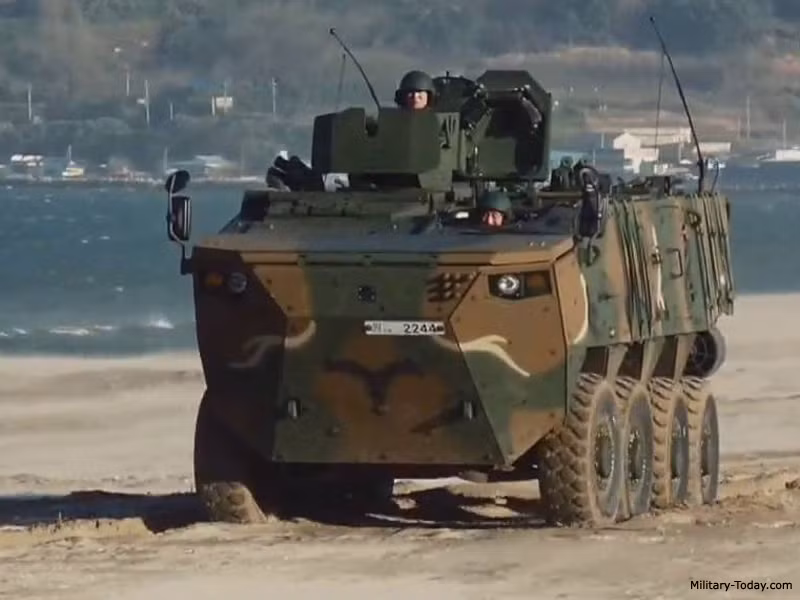 K808 được trang bị động cơ diesel tuabin tăng áp công suất 420 mã lực cùng hộp số tự động 8 cấp và hệ thống kiểm soát lái tự động cho phép binh sĩ vận hành dễ dàng, không tốn thời gian đào tạo. Chiếc xe có thể đạt tốc độ tối đa đến 100km/h với dự trữ hành trình đến 800km. Nguồn ảnh: Military-Today