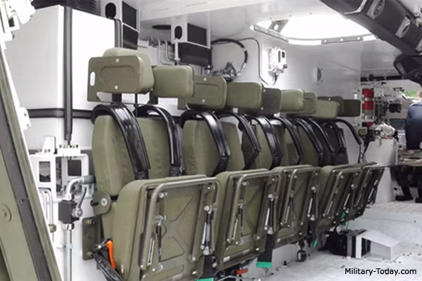 Các ghế ngồi của binh sĩ được thiết kế theo tiêu chuẩn kháng sức ép của mìn nổ bên dưới thân xe. Trong xe được trang bị hệ thống dập lửa tự động và hệ thống chống xạ - sinh - hóa (NBC). Nguồn ảnh: Military-Today