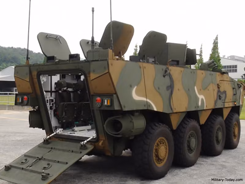 K808 có khả năng chở đến 9 binh sĩ cùng đầy đủ trang bị, cửa đổ bộ bố trí ở đuôi xe, ngoài ra còn có cửa nóc và cửa thoát hiểm khẩn cấp. Nguồn ảnh: Military-Today