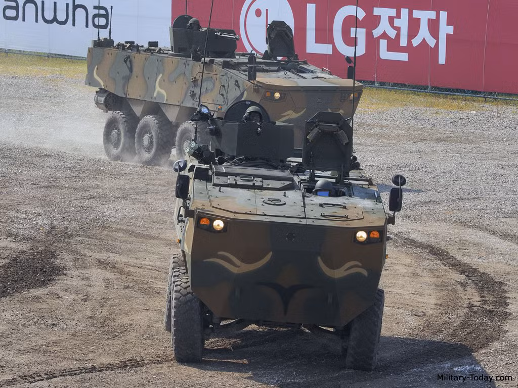 Trong ảnh, phiên bản K808 8x8 bánh đi đầu, phía sau là phiên bản nhẹ và nhỏ hơn K806 6x6 bánh. Trong đó, K808 được dùng cho nhiệm vụ ở tiền tuyến, phản ứng nhanh còn K806 dùng ở hậu phương, hộ tống đoàn. Nguồn ảnh: Military-Today