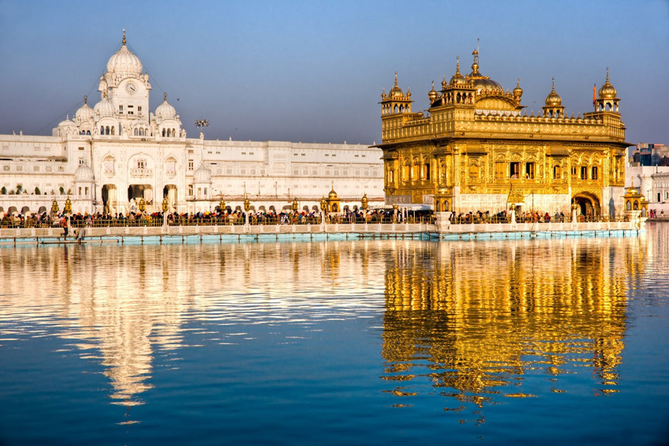  Đền vàng Sri Harmandir Sahib, Ấn Độ: Kết hợp kiến trúc của đạo Hồi và đạo Hindu, đền vàng của Ấn Độ khiến người chiêm ngưỡng choáng ngợp về vẻ đẹp và độ xa hoa, khi toàn bộ phía ngoài được dát vàng lá. Ảnh: Ohindul.