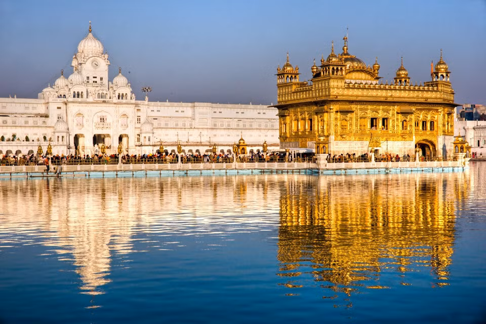  Đền vàng Sri Harmandir Sahib, Ấn Độ: Kết hợp kiến trúc của đạo Hồi và đạo Hindu, đền vàng của Ấn Độ khiến người chiêm ngưỡng choáng ngợp về vẻ đẹp và độ xa hoa, khi toàn bộ phía ngoài được dát vàng lá. Ảnh: Ohindul.