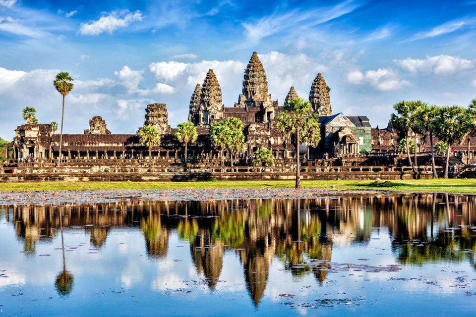  Đền Angkor Wat, Campuchia: Được xem là niềm tự hào của quốc gia, Angkor Wat được xây dựng mô phỏng núi Meru (Tanzania) linh thiêng trong đạo Hindu, nơi ở của thánh thần. Ảnh: Michelin Green Guide.