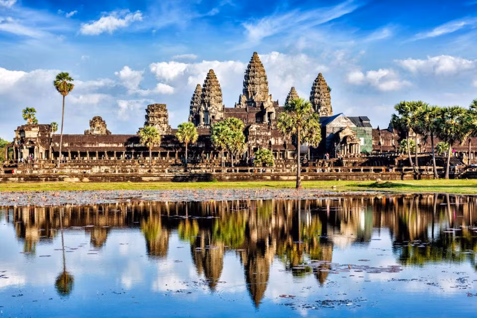  Đền Angkor Wat, Campuchia: Được xem là niềm tự hào của quốc gia, Angkor Wat được xây dựng mô phỏng núi Meru (Tanzania) linh thiêng trong đạo Hindu, nơi ở của thánh thần. Ảnh: Michelin Green Guide.